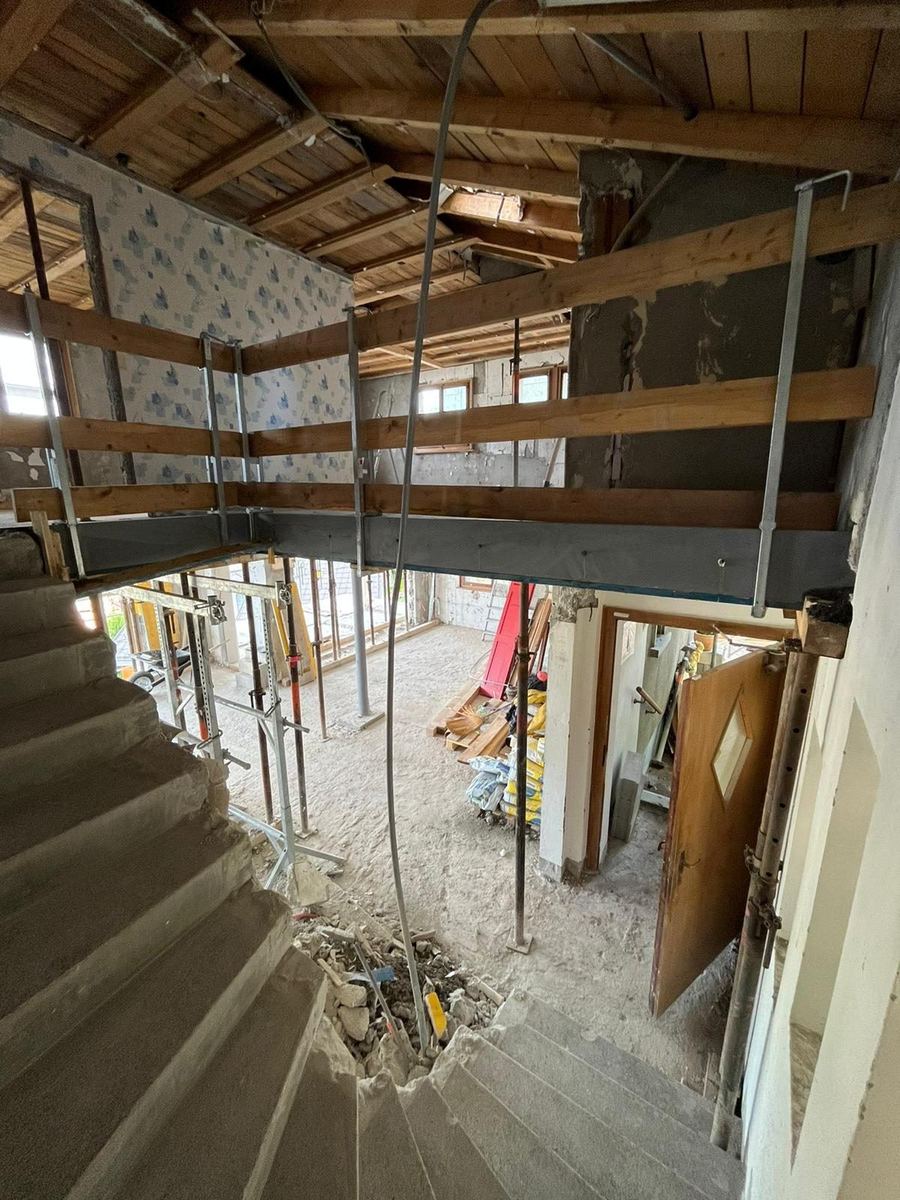 Cage d'escalier en chantier — reprise structurelle lors de la rénovation