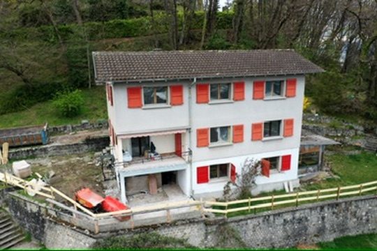 Façade avant rénovation — maison familiale au Bouveret, Valais