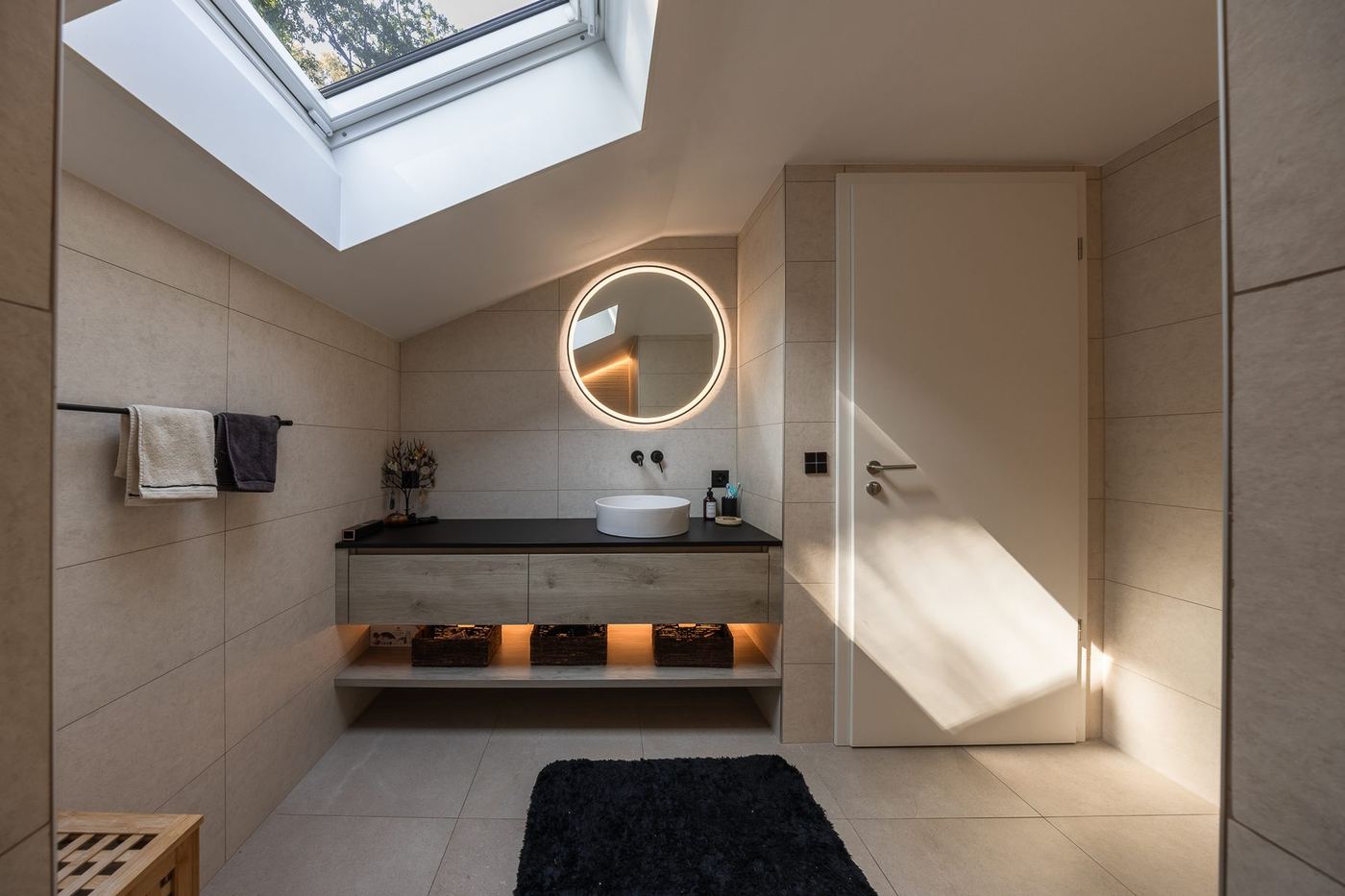 Salle de bain parentale sous combles avec verrière zénithale — rénovation Valais